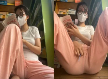 Em gái vừa đọc sách vừa nhét sextoy vào lồn không ngừng