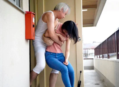 Cô gái mới cưới bị bố chồng già cưỡng hiếp