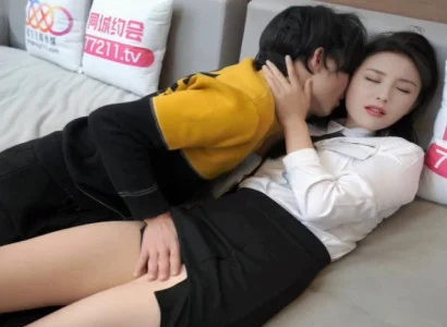 Cô nàng thư ký lén lút phục vụ sếp để có tiền