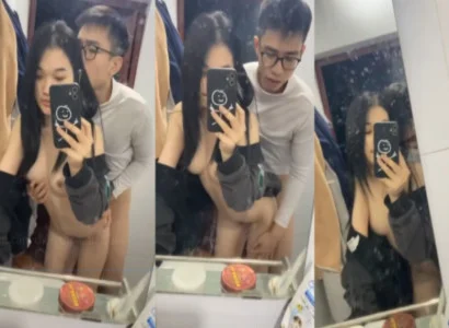 Cặp bạn sinh viên cùng quan hệ nhau trước gương