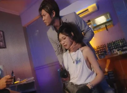 Cô gái chủ tiệm bị chén bởi tập thể
