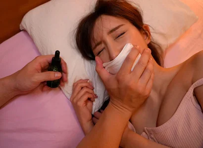 Anh ta cho cô em họ xinh đẹp uống thuốc mê và quan hệ